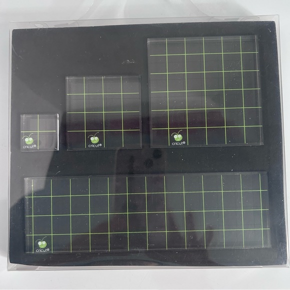 Cricut 4-pc acrylic stamp blocks with grid - Picture 2 of 3